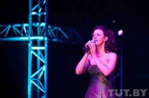 Deirdre Shannon singing at the Moynalty Christmas Concert with the Celtic Tenors